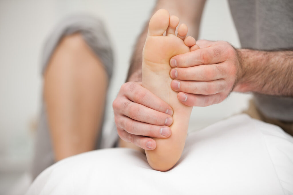 podologue réalisant un bilan podologique